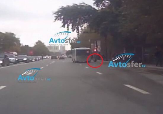 В Баку пассажир выпал из едущего автобуса - ВИДЕОФАКТ