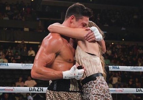 Американский боксер сделал предложение любимой девушке сразу после дебютного боя (Видео)
