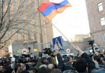 В Ереване у посольства России проходит акция протеста