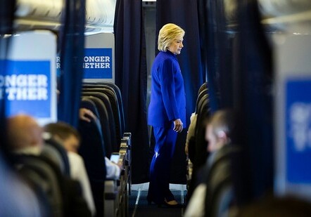 Самолет с Хиллари Клинтон на борту совершил экстренную посадку