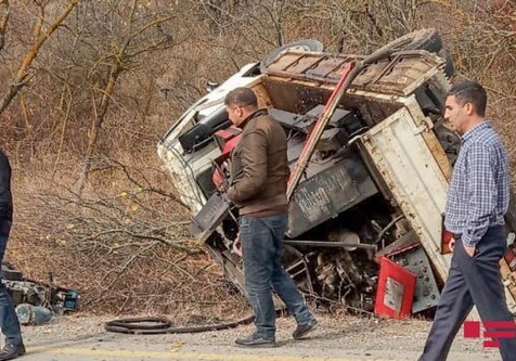 На Агсуинском перевале перевернулся грузовик, есть погибший и раненый (Фото)