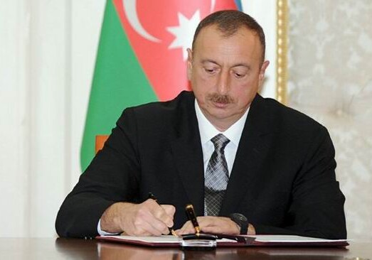 Ильхам Алиев наградил группу сотрудников Бакинского госуниверситета