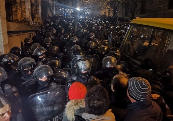 Спецназ применил водометы при разгоне акции протеста в Тбилиси (Фото)