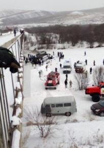 В России автобус рухнул с моста в реку, погибли 19 человек (Фото-Видео-Обновлено)
