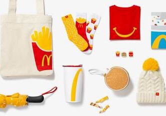 В McDonald`s выпустили коллекцию одежды и аксессуаров с изображением популярных блюд (Фото)