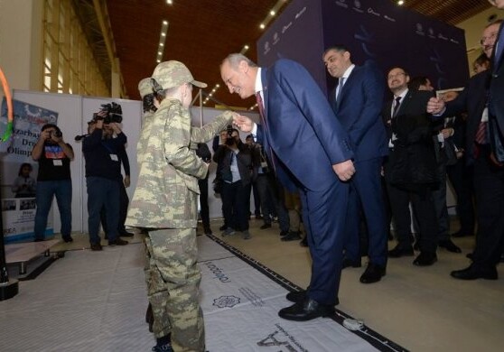 Турецкий министр поцеловал руку дочери азербайджанского шехида (Видео)