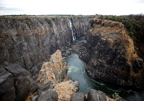 Из-за сильной засухи обмелел водопад Виктория (Фото)