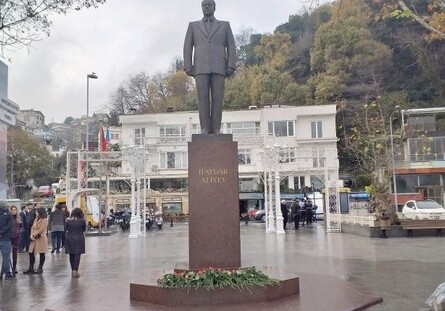 В Стамбуле возложили цветы к памятнику Гейдару Алиеву (Фото)