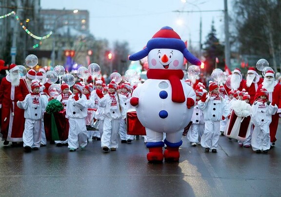 В российском городе прошел парад из 2020 Дедов Морозов (Видео)