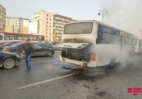 В Баку загорелся автобус (Фото)
