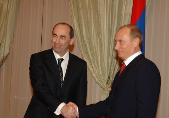 Путин поздравил находящегося под арестом Роберта Кочаряна