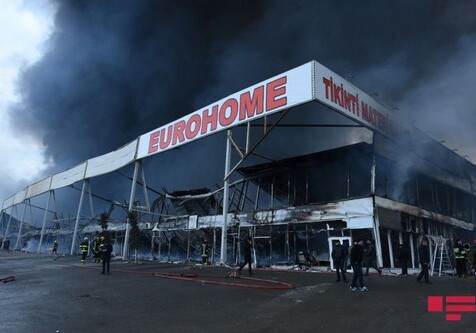 На сгоревшем в Баку рынке приостановлены строительные работы 