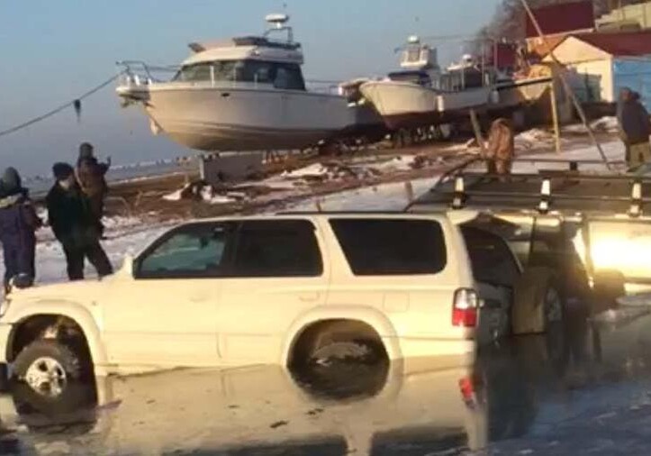 Около 30 автомобилей провалились под лед и утонули (Видео)