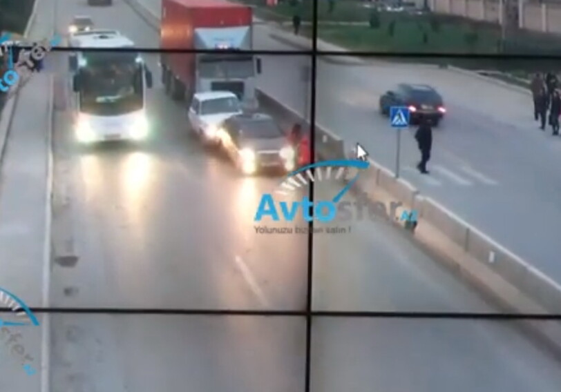 Шокирующее ДТП в Баку: Трейлер спровоцировал цепную аварию, мать с дочкой отбросило в бетонный отбойник (Видео)