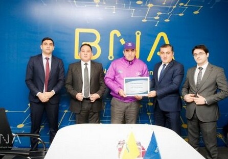 В Баку наградили водителя, вернувшего пассажирке сумку с деньгами и золотыми украшениями