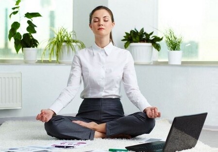 В госучреждениях Индии введут перерывы на йогу