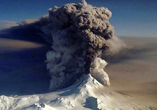 На Аляске ввели красный уровень опасности из-за вулкана