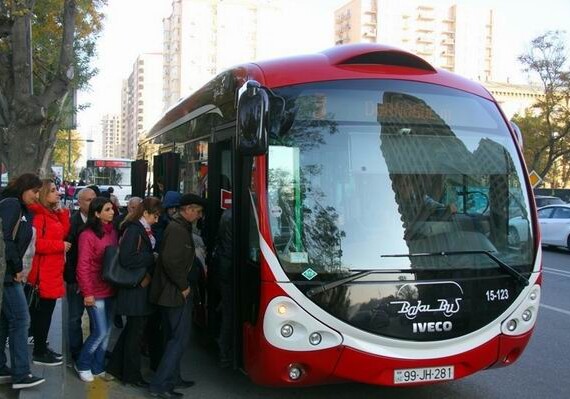Автобусы по трем маршрутам в Баку переходят на карточную систему