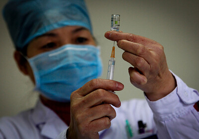 В Китае впервые от коронавируса умер врач