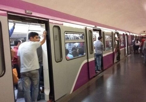 В бакинском метро пассажир бросился на рельсы (Видео-Добавлено)