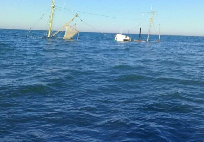 ГПС: В Каспийском море затонуло рыболовное судно, спасены 4 человека (Фото)