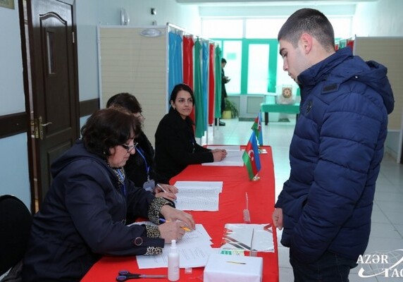 Житель Хачмаза отметил свой день рождения на избирательном участке (Фото)