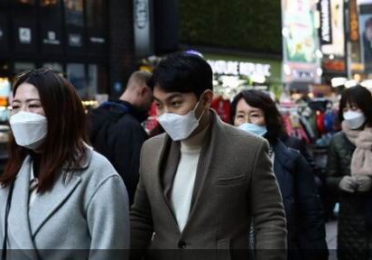 В Южной Корее сотни людей образовали очереди за масками (Видео)