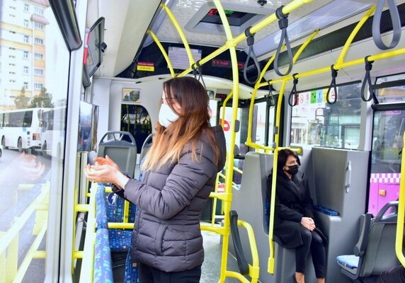 В бакинских автобусах установлены емкости с дезинфицирующим раствором (Фото)
