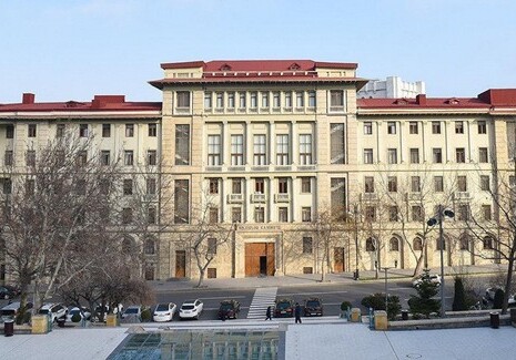 Сотрудников ряда госучреждений в Азербайджане отправят в отпуск на месяц