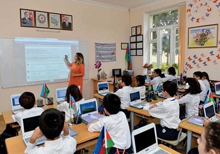 Занятия в школах и вузах Азербайджана приостановлены до 2 мая