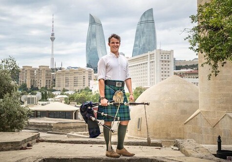 Шотландец, путешествующий по миру с волынкой, в восторге от Азербайджана: «Səndən yoxdur!» (Видео)