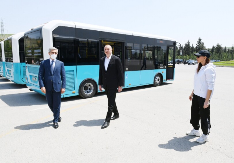 Ильхам Алиев и Мехрибан Алиева ознакомились с транспортными средствами и спецтехникой в Шамахе (Фото)