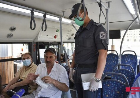 В Баку полиция начала штрафовать тех, кто не носит маски (Фото)