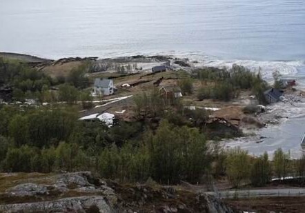 Мощный оползень унес в море восемь домов на севере Норвегии (Видео)