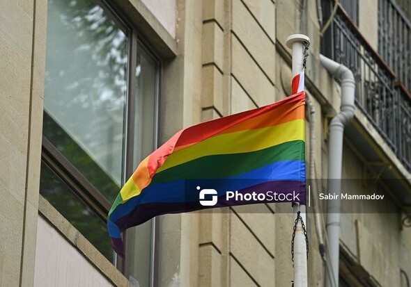 В Баку вывесили флаг ЛГБТ (Фото)