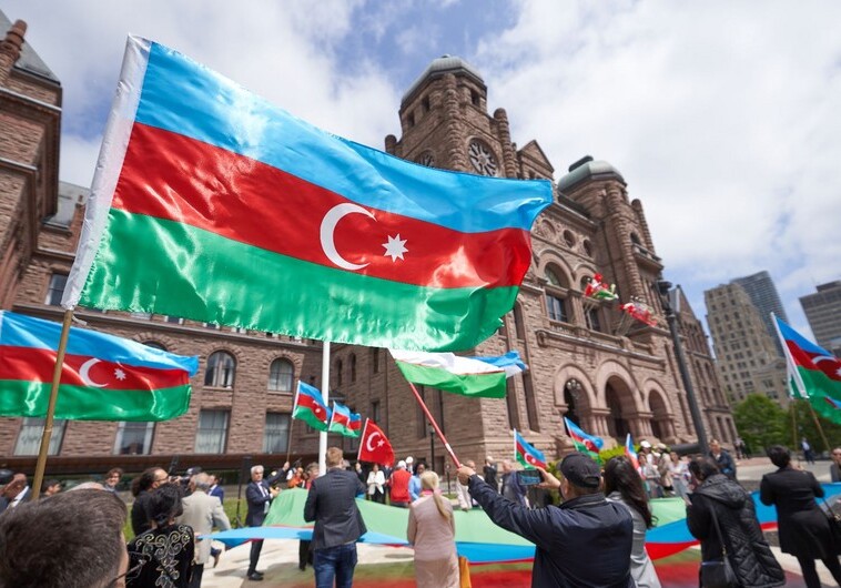 Перед зданием парламента Онтарио поднят азербайджанский флаг