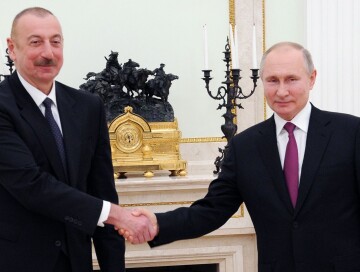 Владимир Путин поздравил президента Азербайджана с Днем Победы