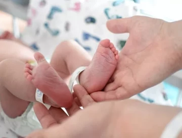 В Британии появился на свет первый ребенок от трех родителей