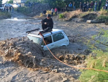 В Хачмазском районе спасли водителя застрявшего в реке автомобиля (Фото-Видео)